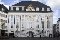 In Bonn machen Aktive das Atomwaffenverbot zum Thema bei den Kommunalwahlen